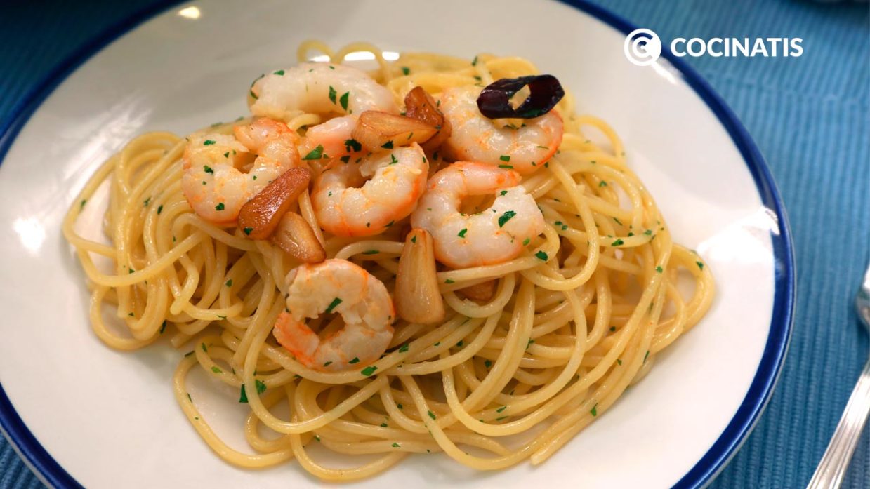 Espaguetis con gambas al ajillo, ¡fácil y muy sabroso! | Cocinatis