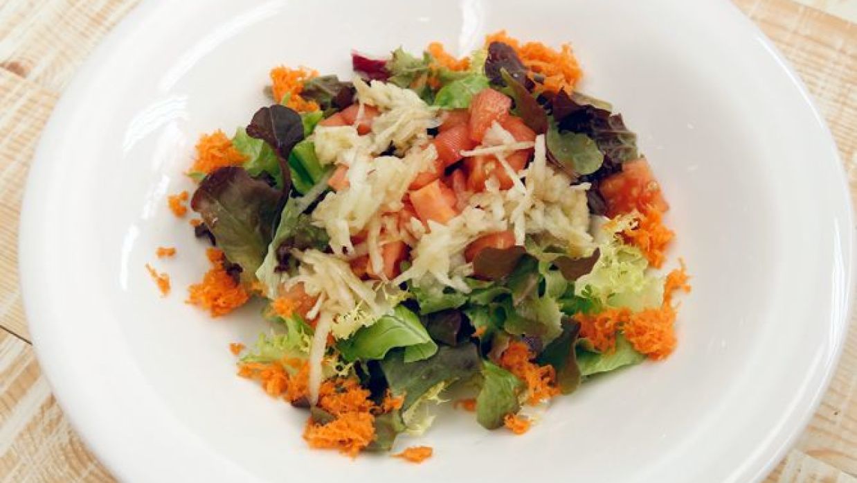 ensalada de tomate lechuga y zanahoria rallada