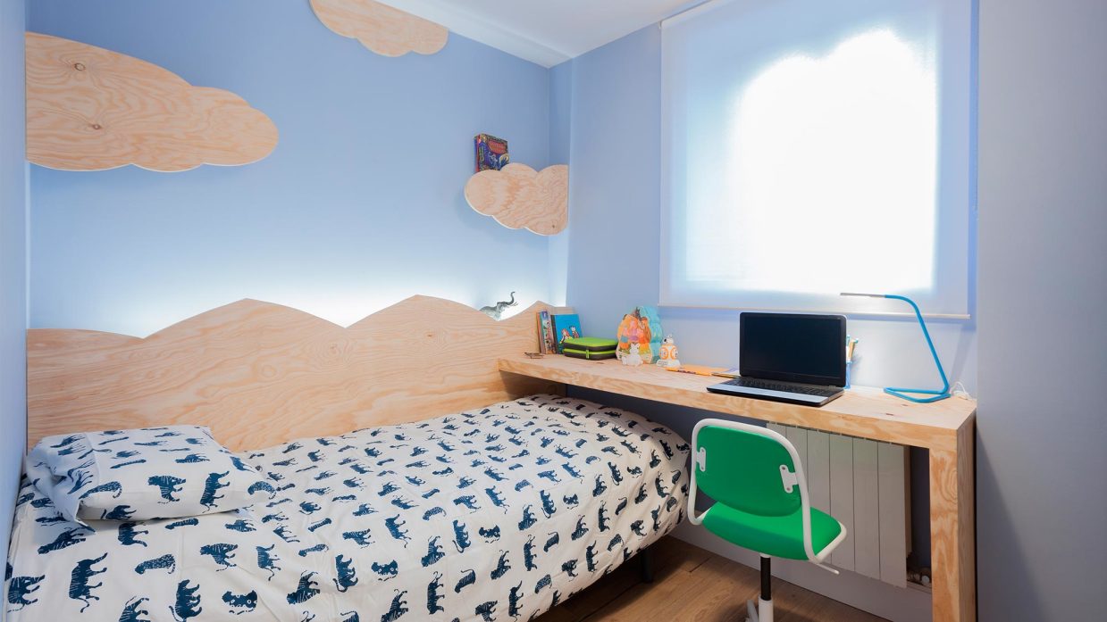 Deducir comedia Percepción Dormitorio para niño con friso de montañas y escritorio de madera |  Decogarden