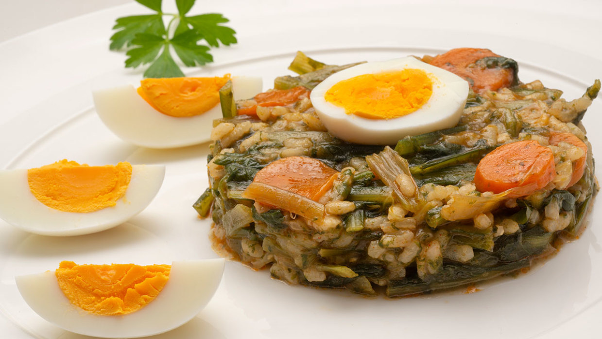 Cazuela de arroz, achicoria y huevo cocido - Karlos Arguiñano