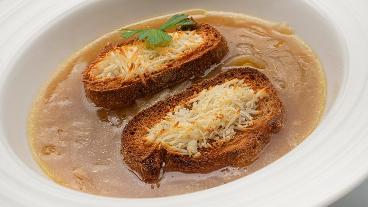 Receta de sopa de cebolla francesa gratinada con queso